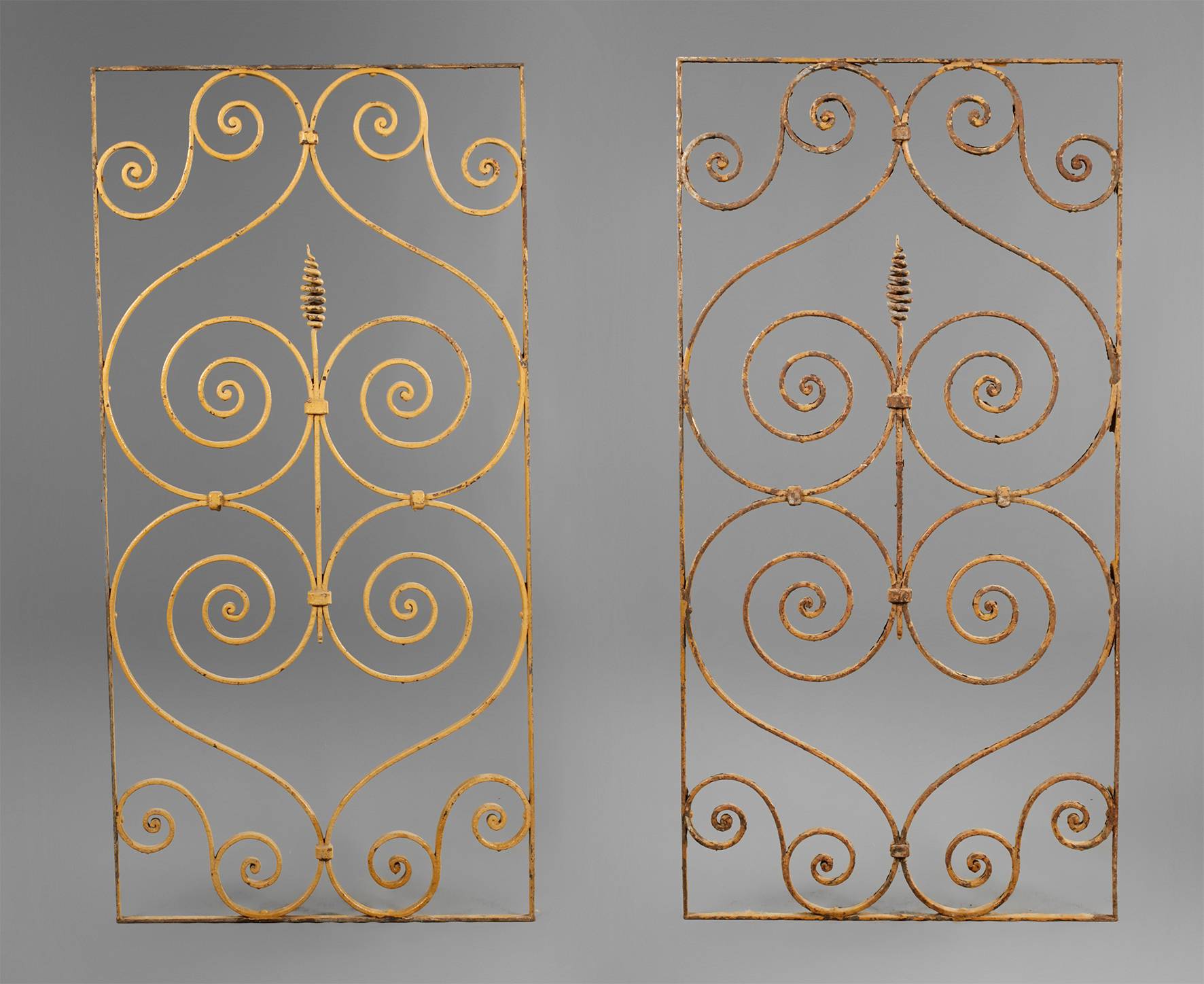 Zwei schmiedeeiserne Fenstergitter