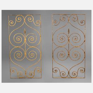 Zwei schmiedeeiserne Fenstergitter