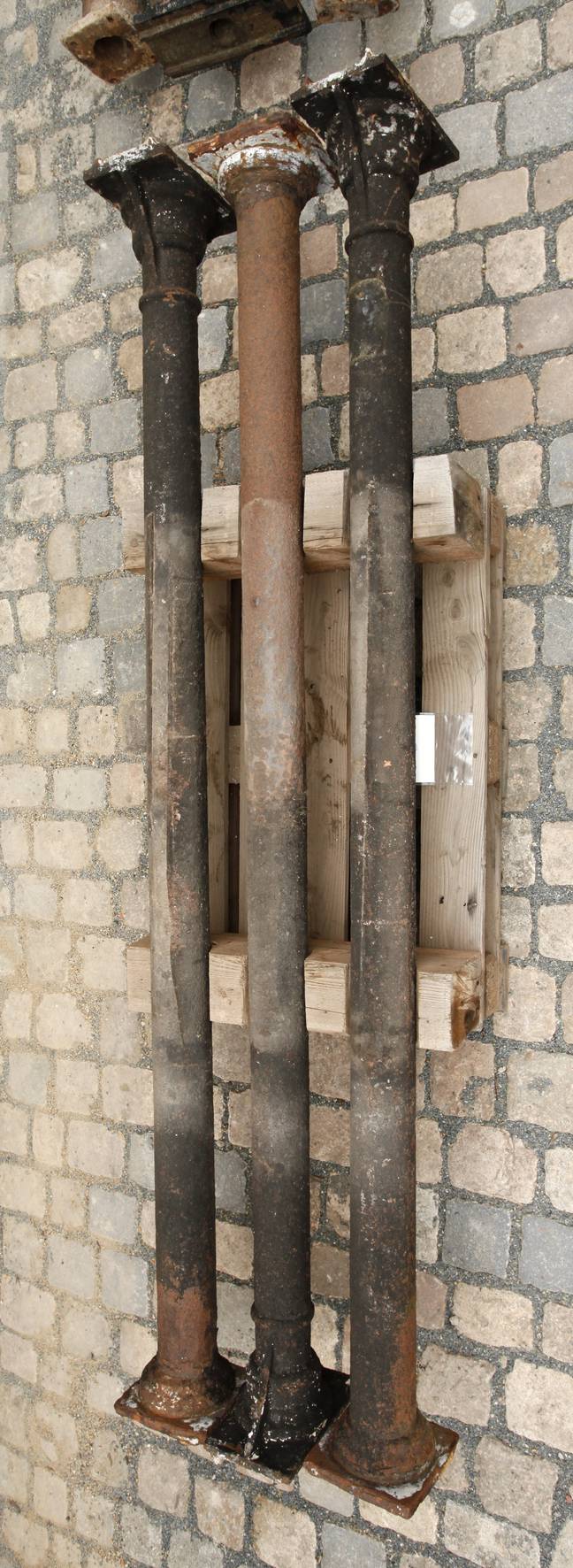 Drei Säulen Gusseisen