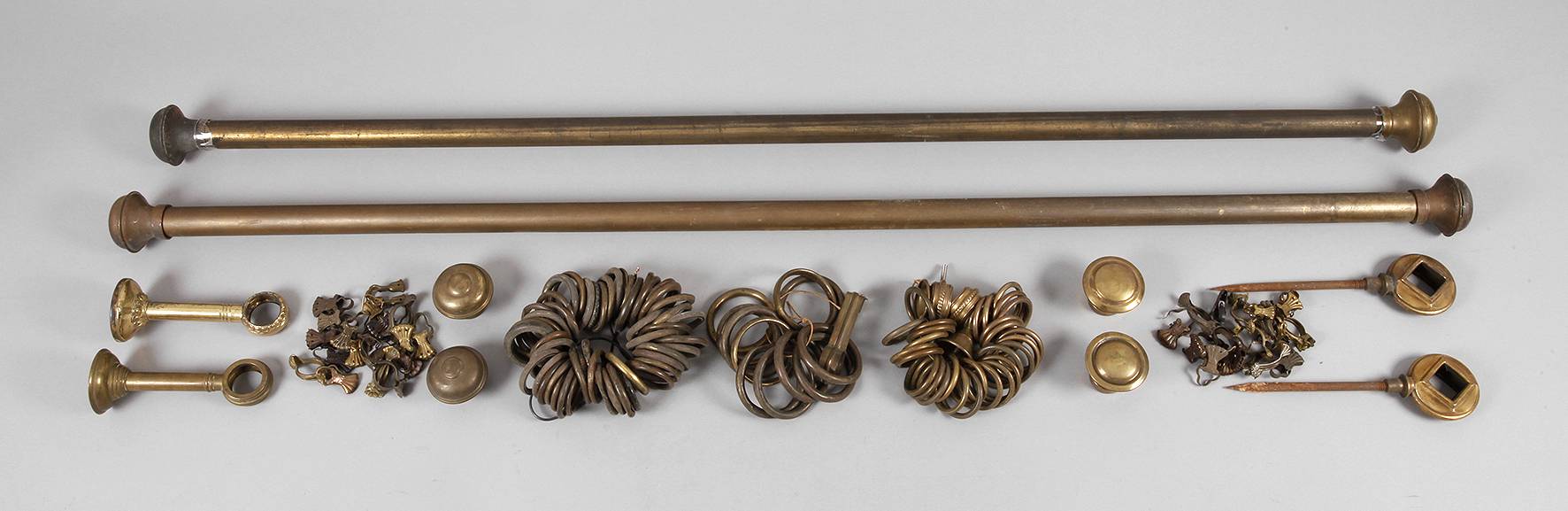 Zwei Gardinenstangen mit Zubehör
