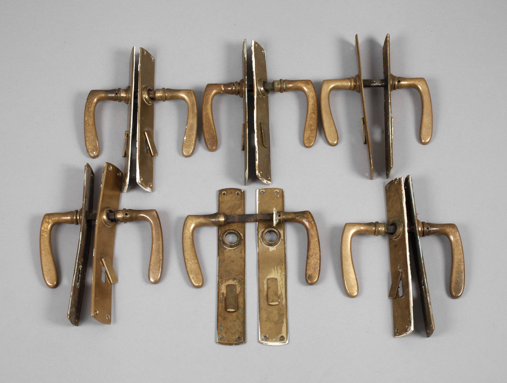 Sechs Drückergarnituren mit Blenden