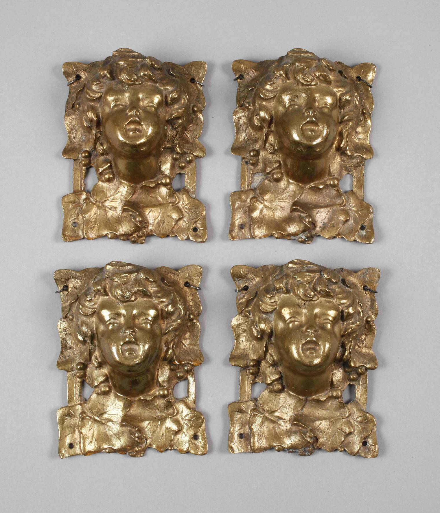 Vier Bronzebeschläge