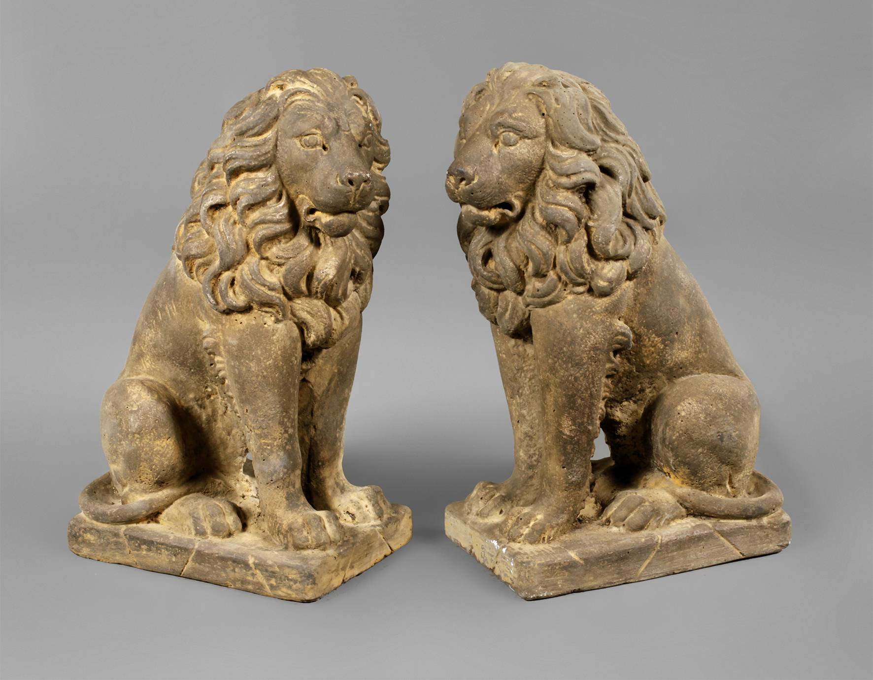 Paar Steingusslöwen