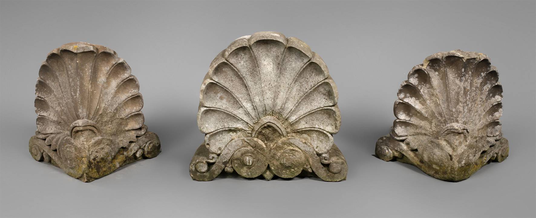 Drei Kapitelle Sandstein