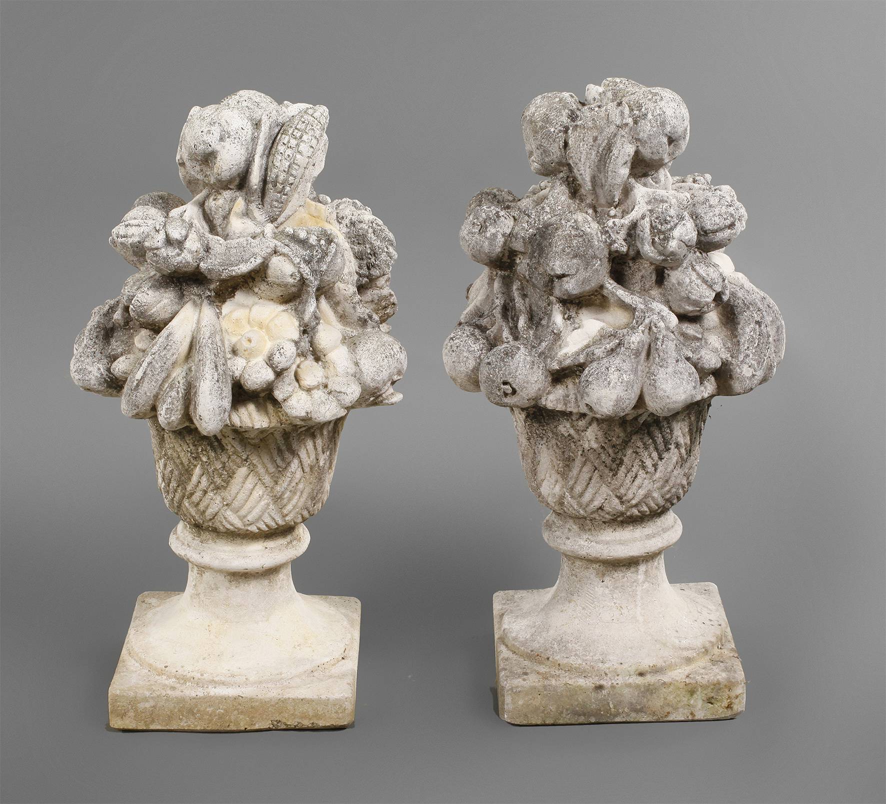 Paar Gartenskulpturen Fruchtkörbe