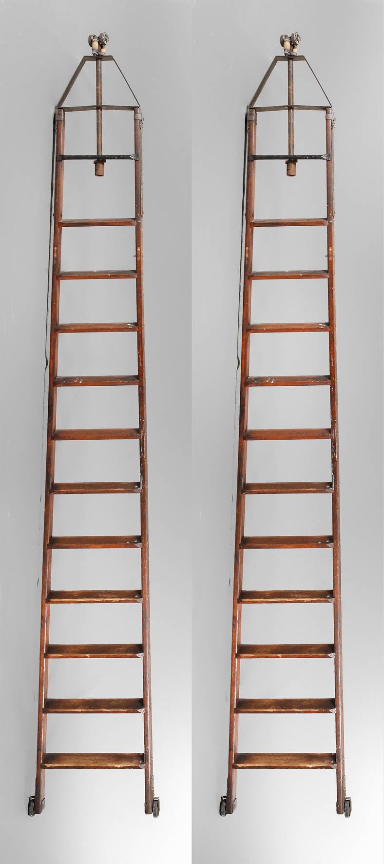 Zwei Bibliotheksleitern