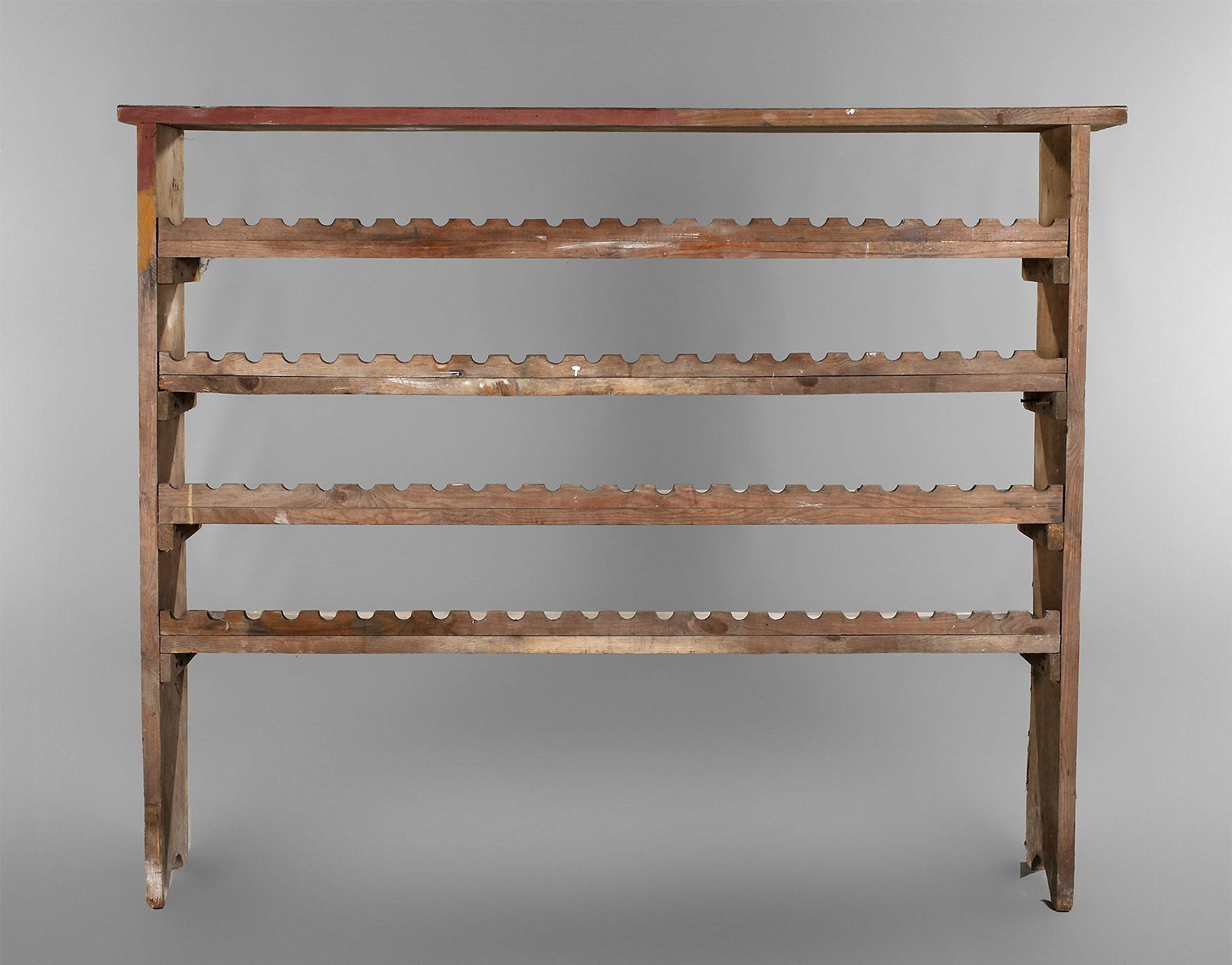 Rustikales Weinregal