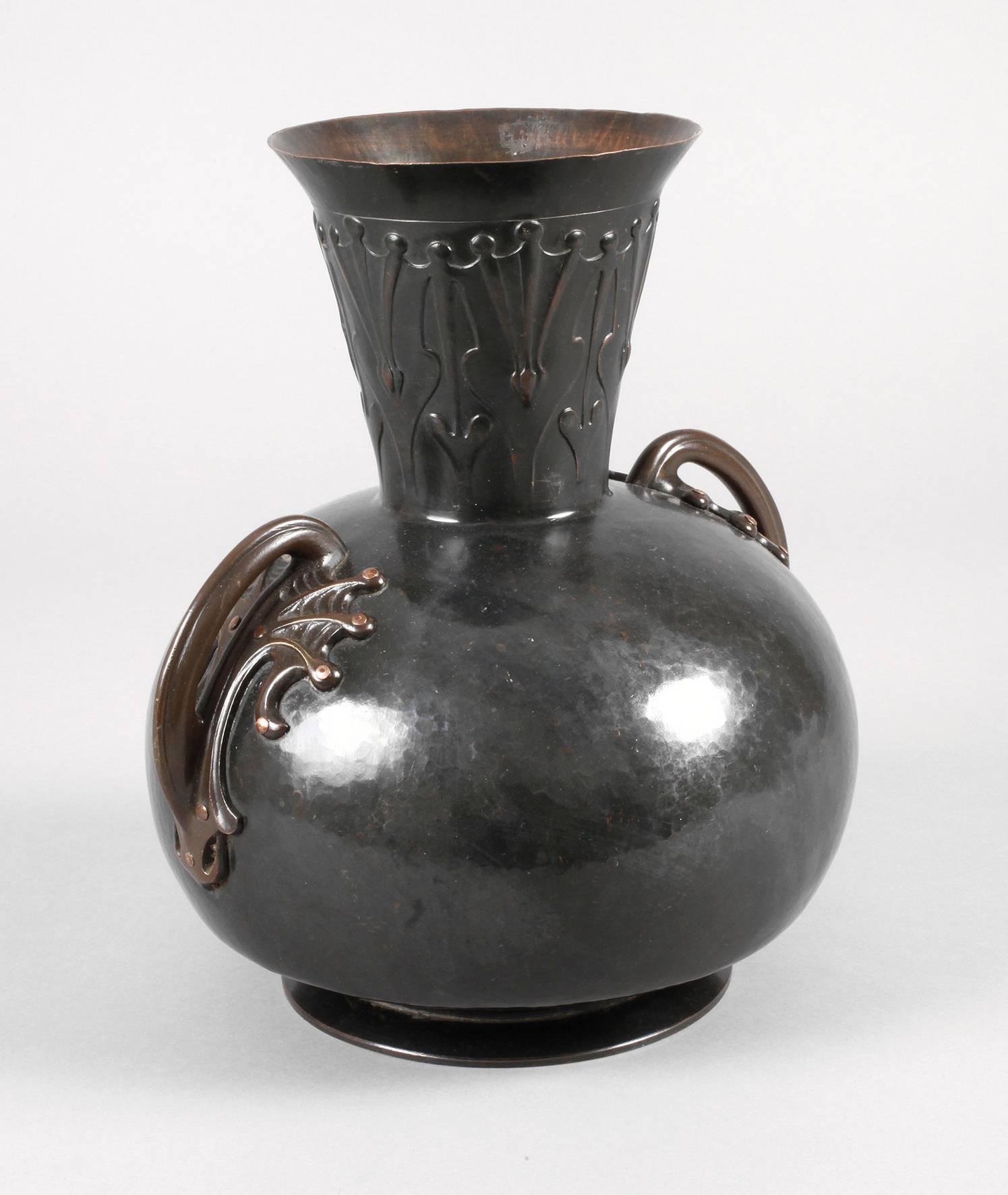 Vase Hans-Eduard von Berlepsch-Valendas attr.