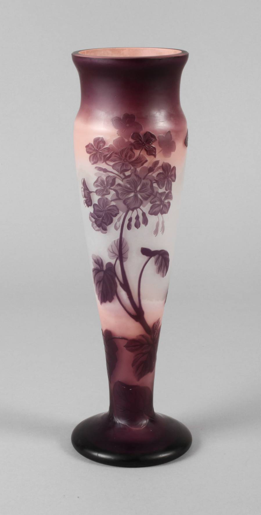 Ätzglasvase mit Blüten und Schmetterlingen