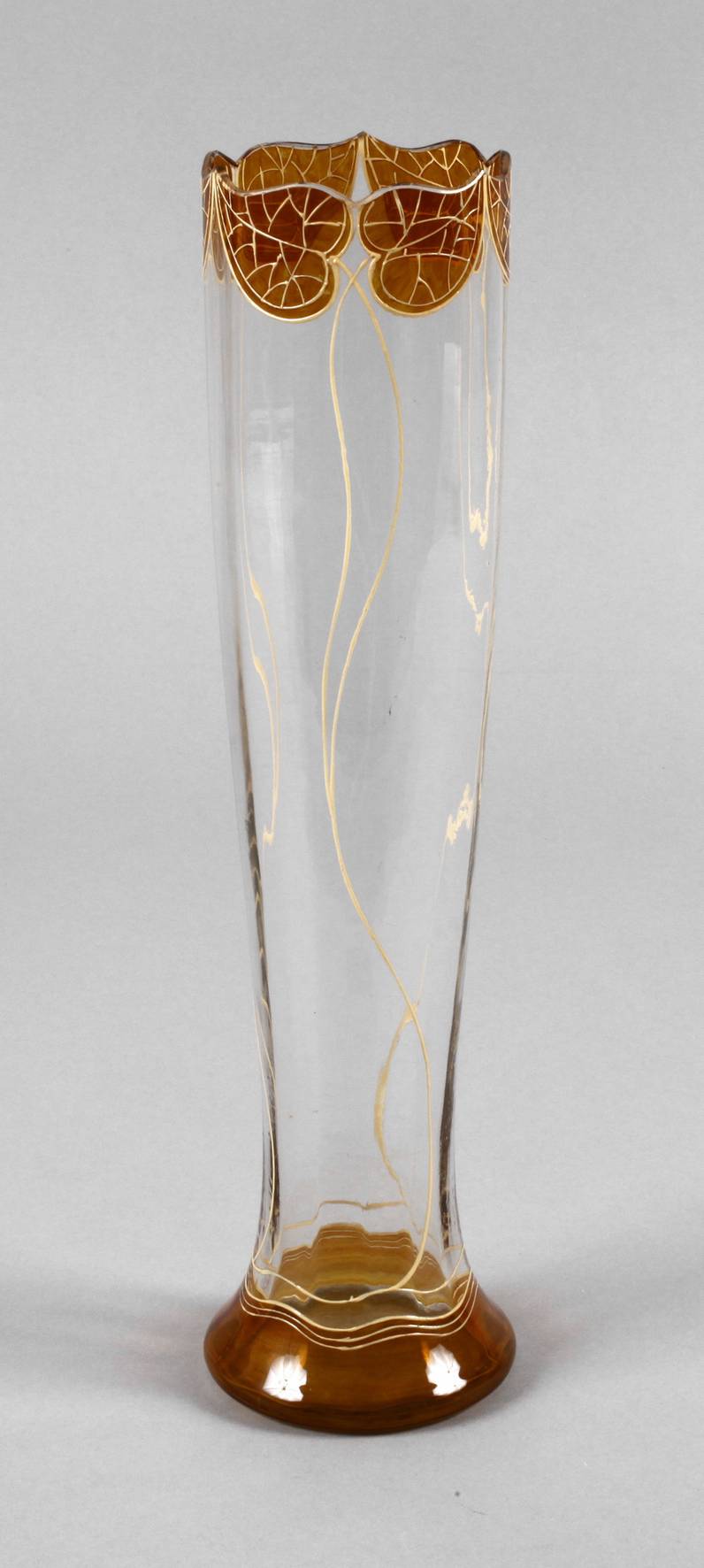 Stangenvase mit Blattdekor