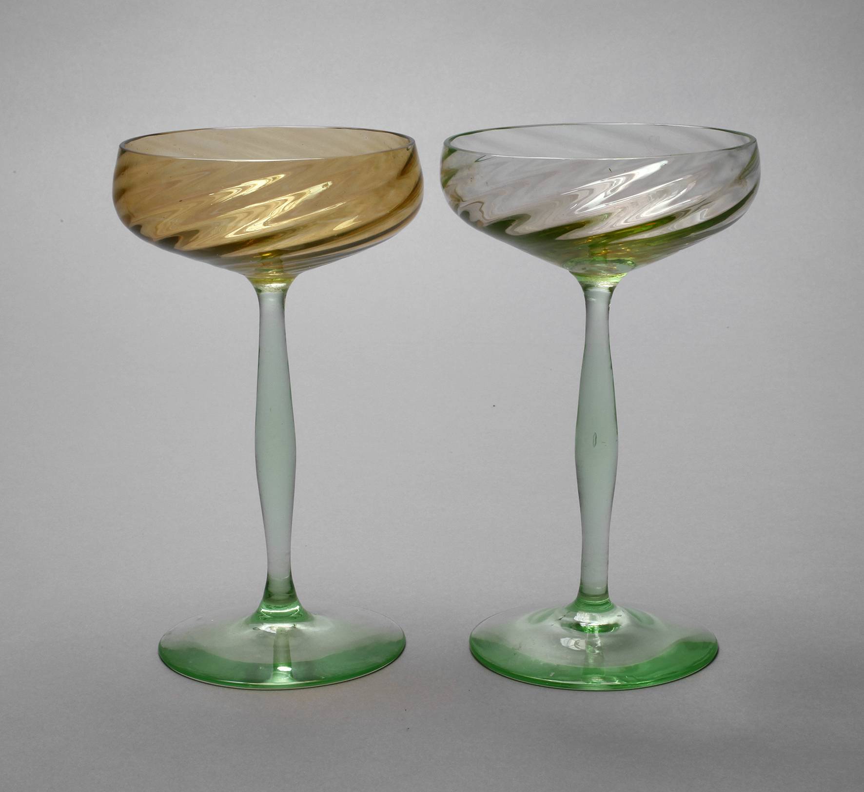 Zwei Sektschalen Uranglas