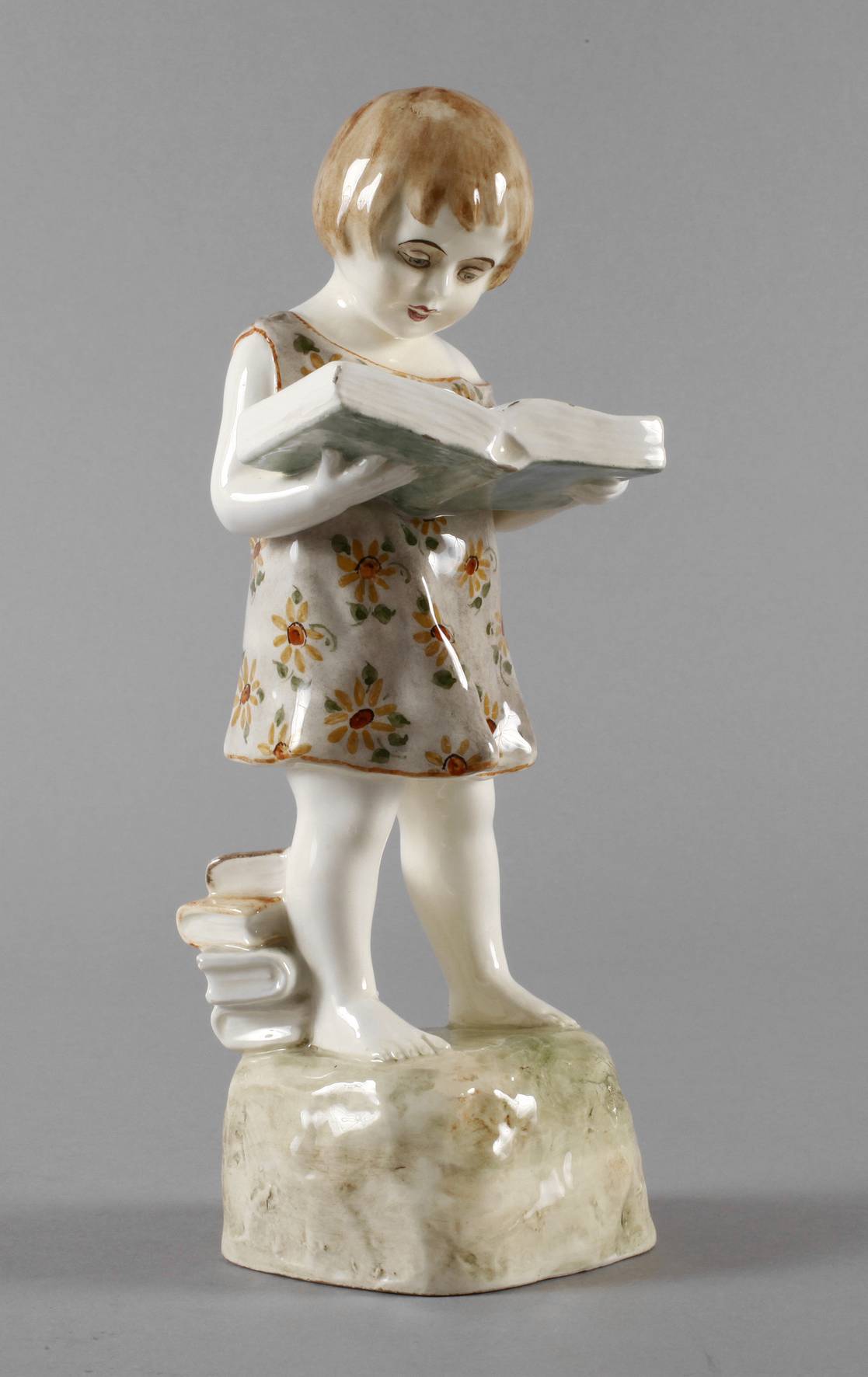 Goldscheider Wien ”Stehendes lesendes Mädchen”