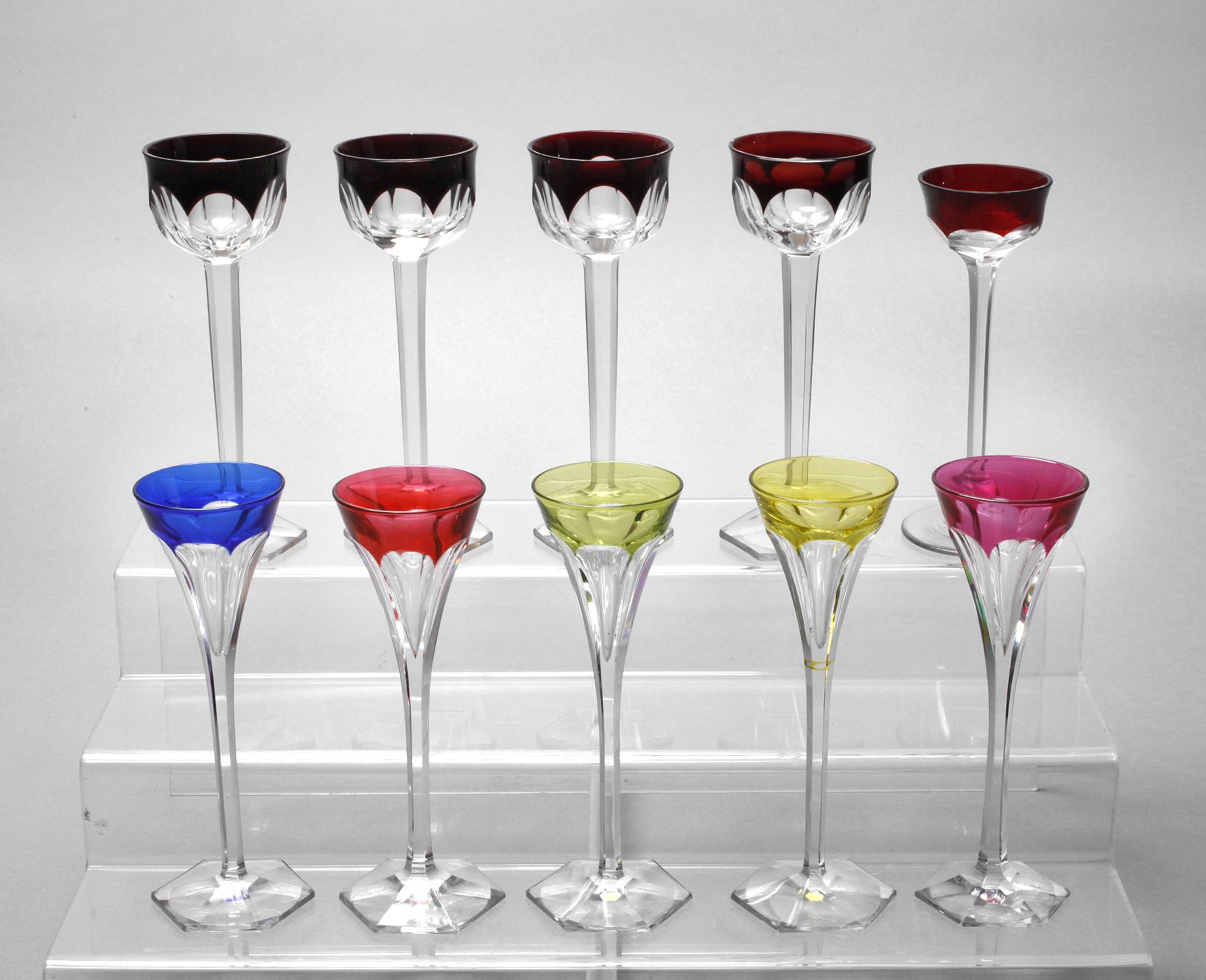 Zehn Likörgläser mit Überfang