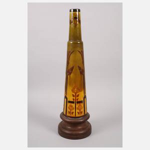 Übergroße Vase mit Holzsockel