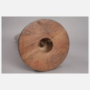 Übergroße Vase mit Holzsockel