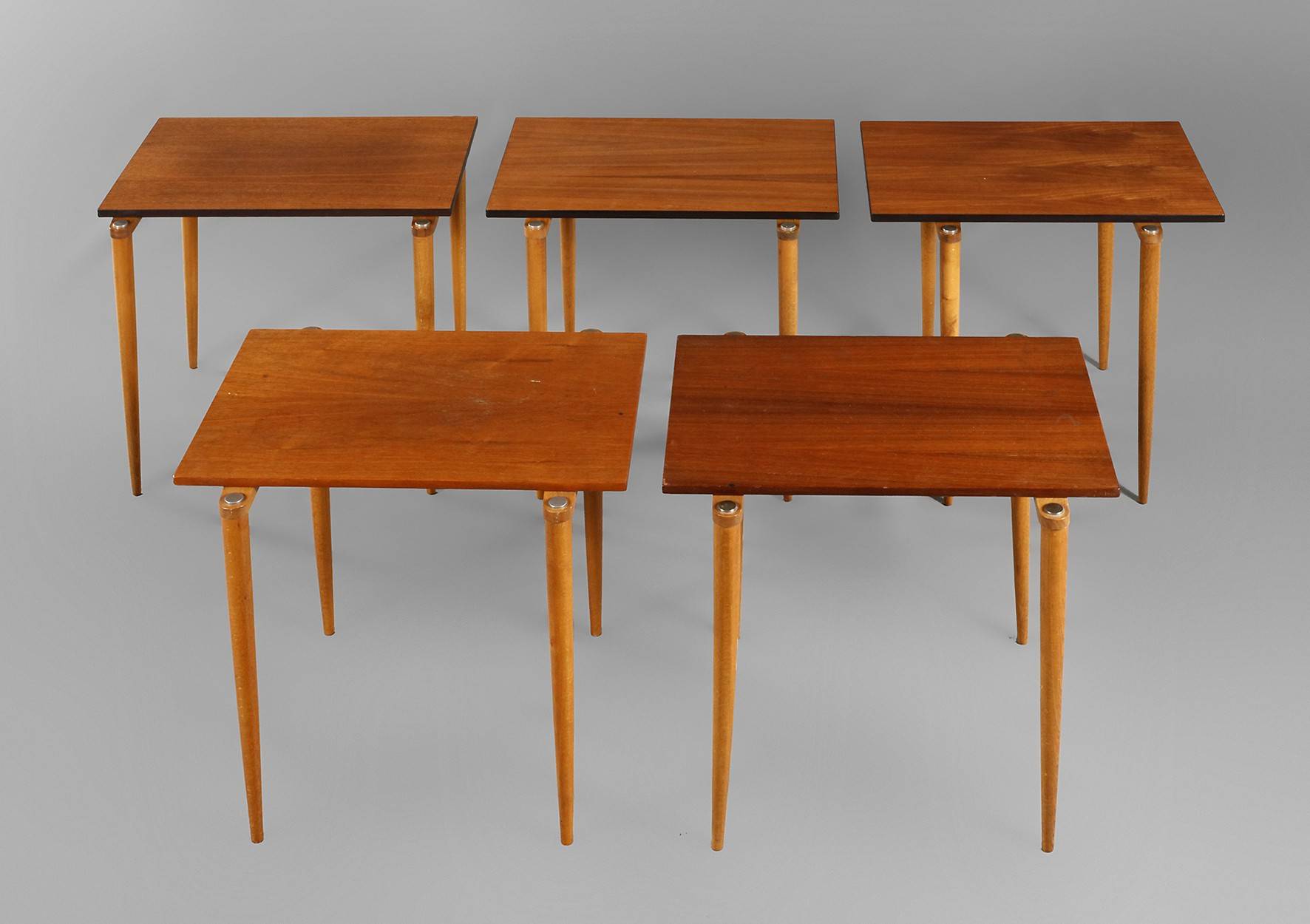 Fünf Beistelltische