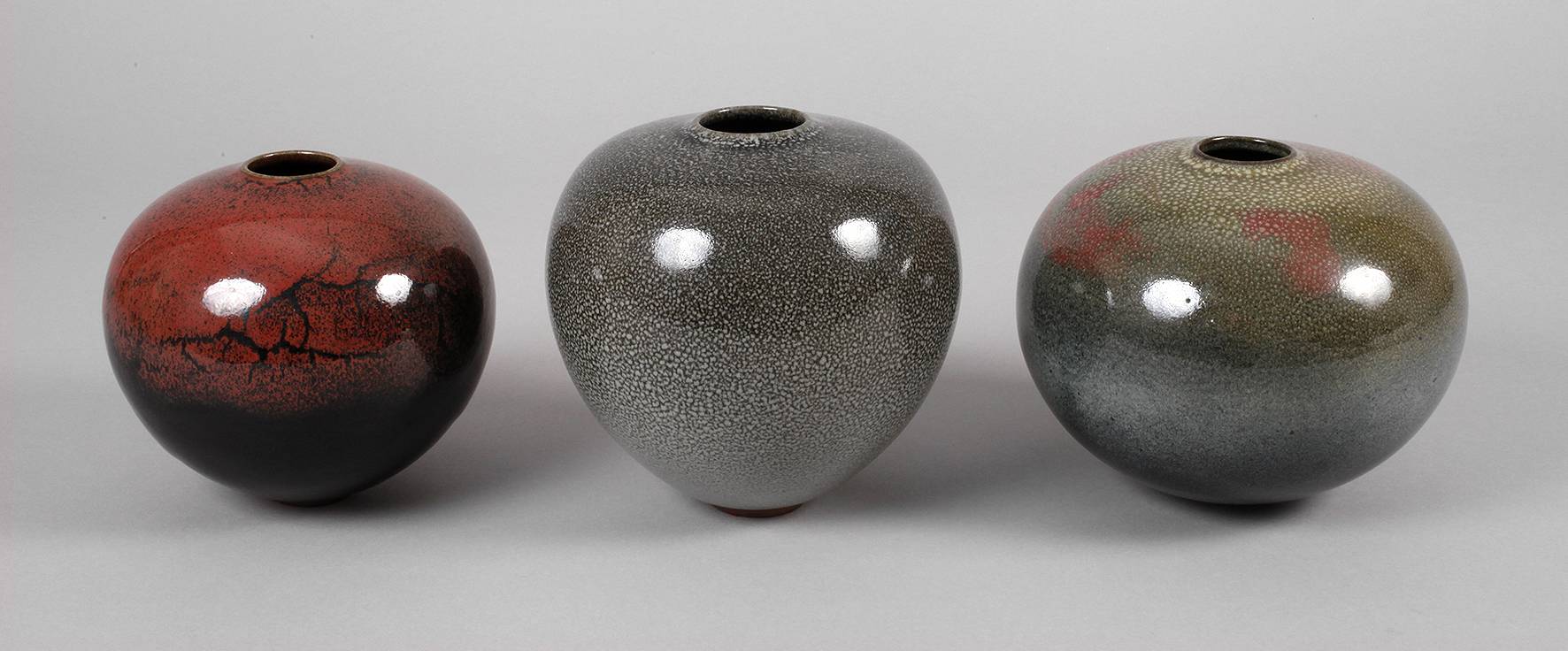 Drei kugelige Keramikvasen