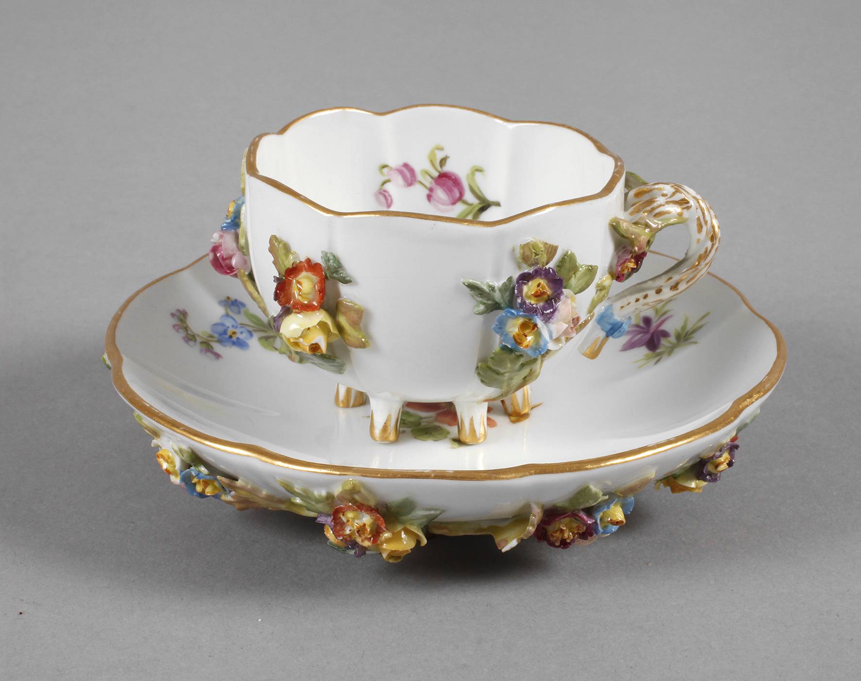 Meissen Sammeltasse mit plastischen Blüten