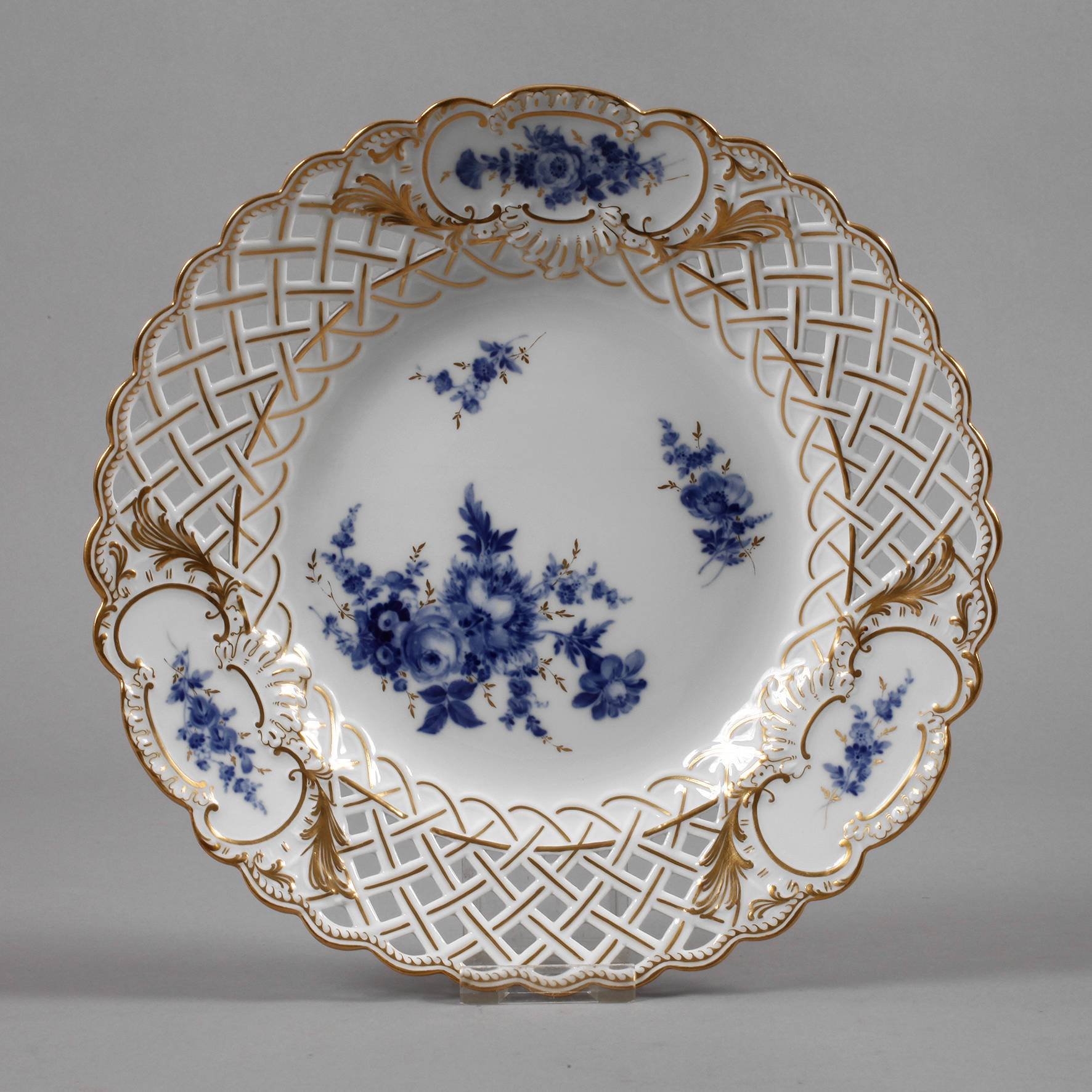 Meissen Flechtrandteller ”Blaue Blume mit Goldgräsern”