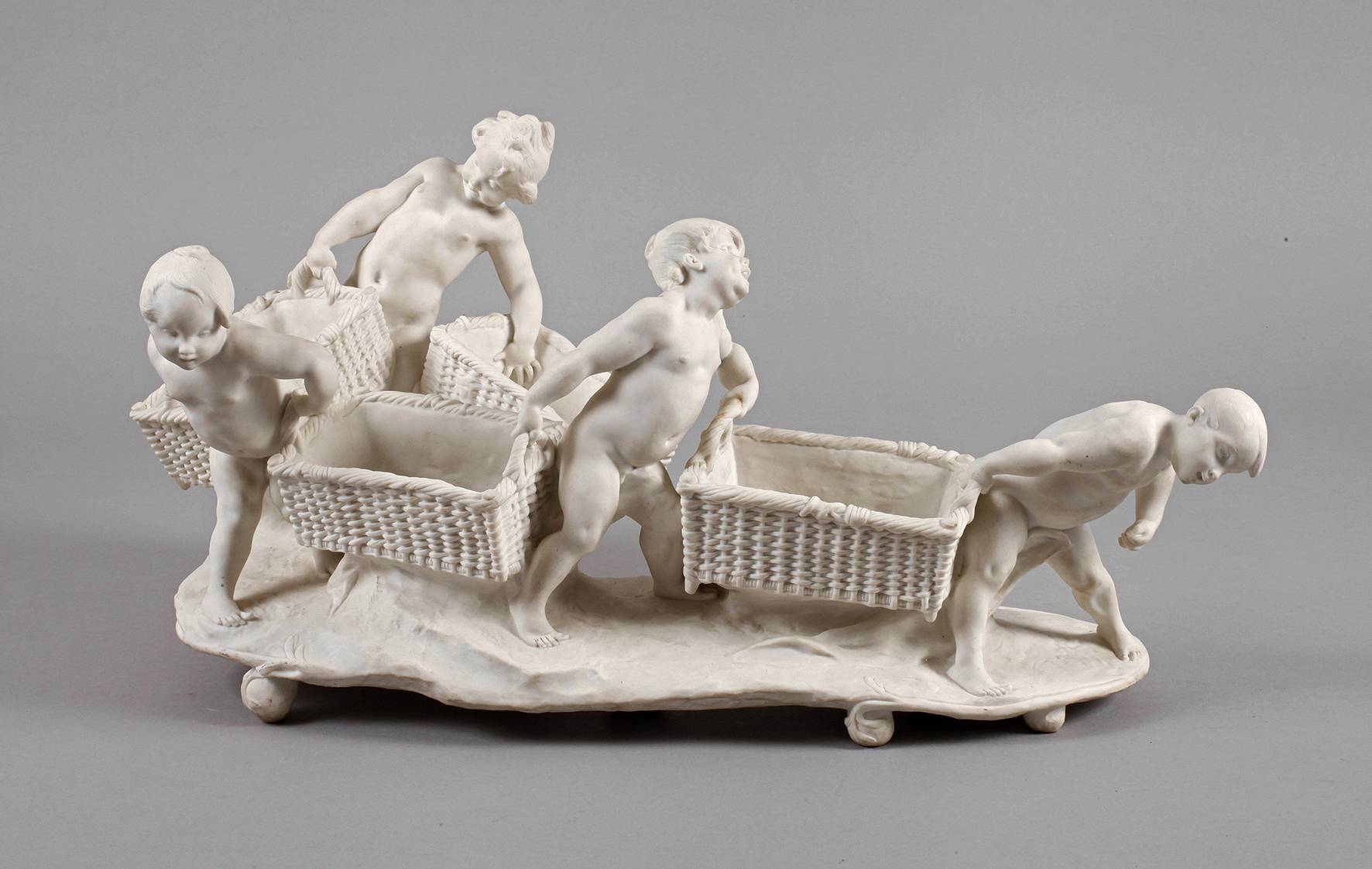 Sevres großer Tafelaufsatz mit Putten