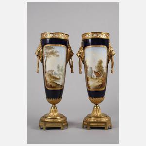 Paar große Vertikovasen Fanny Guinier