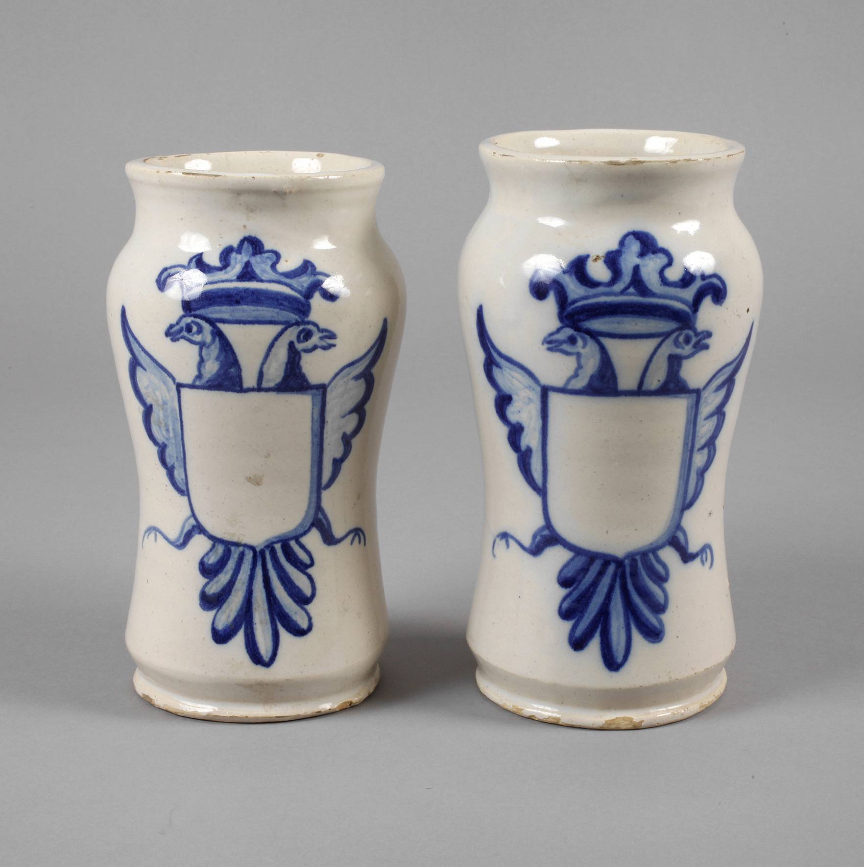 Zwei Albarelli mit Doppeladler