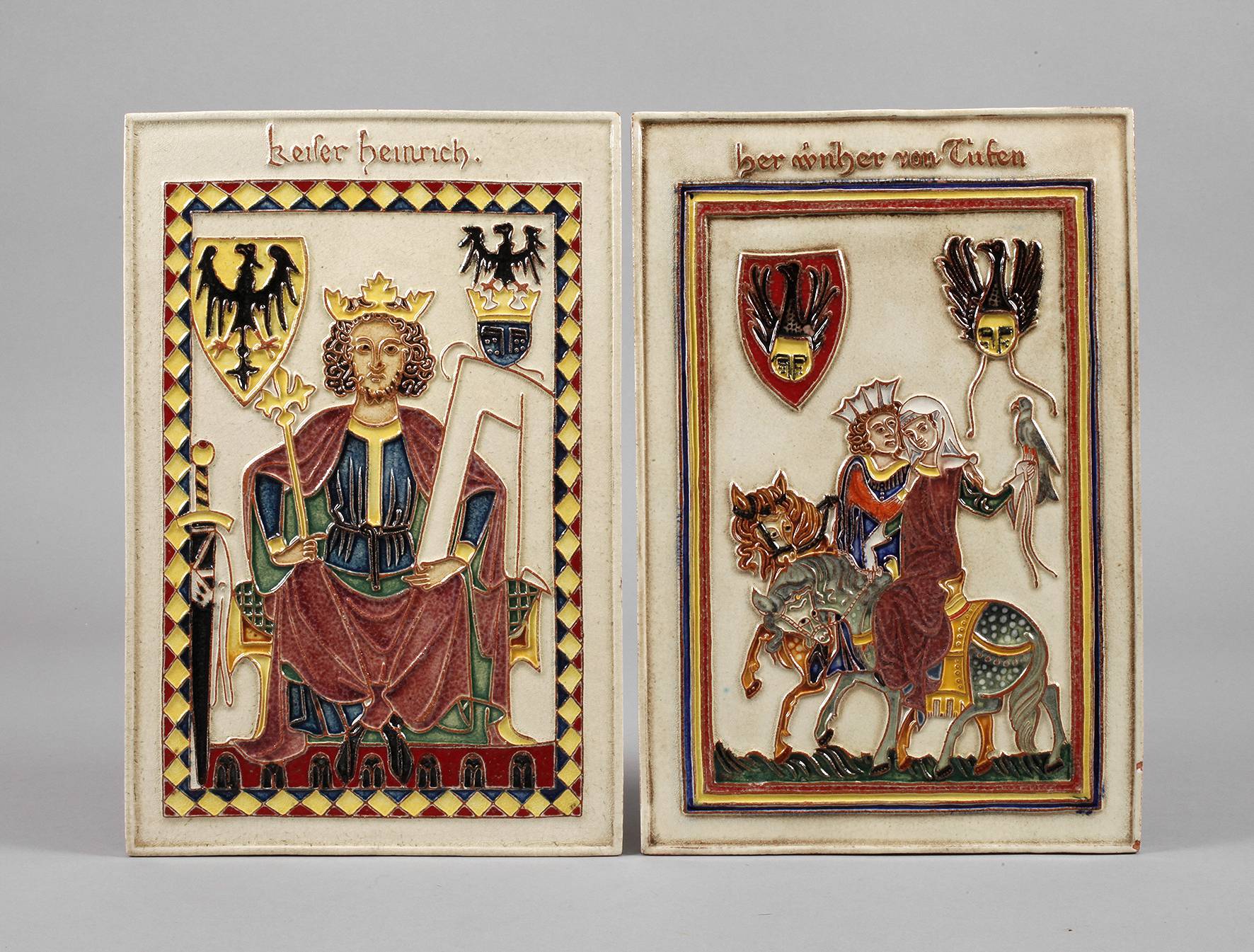 Zwei Wandplatten Karlsruher Majolika