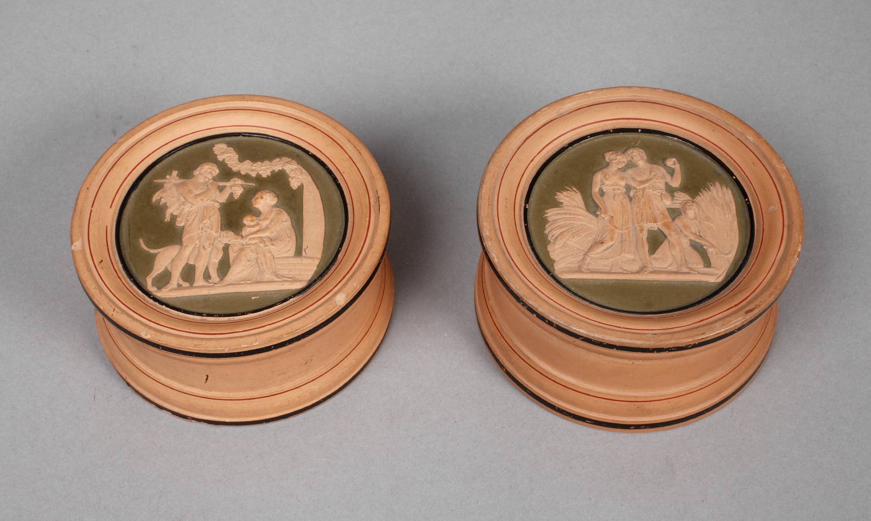 Zwei Dosen in Wedgwoodmanier