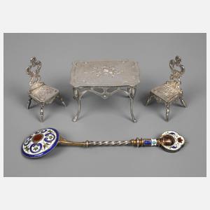 Silber drei Miniaturmöbel und ein Löffel