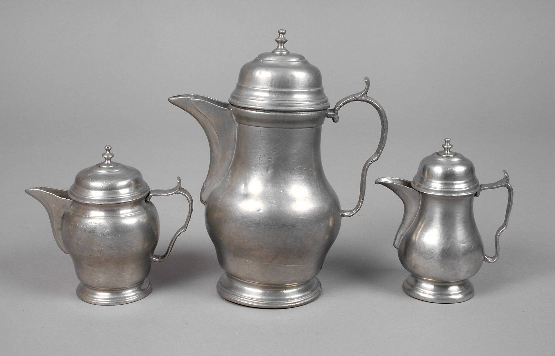 Drei böhmische Schenkkannen Zinn