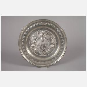 Drei Zinnteller mit Adelswappen