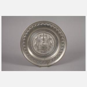 Drei Zinnteller mit Adelswappen