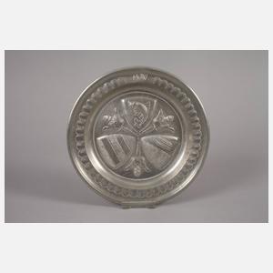 Drei Zinnteller mit Adelswappen