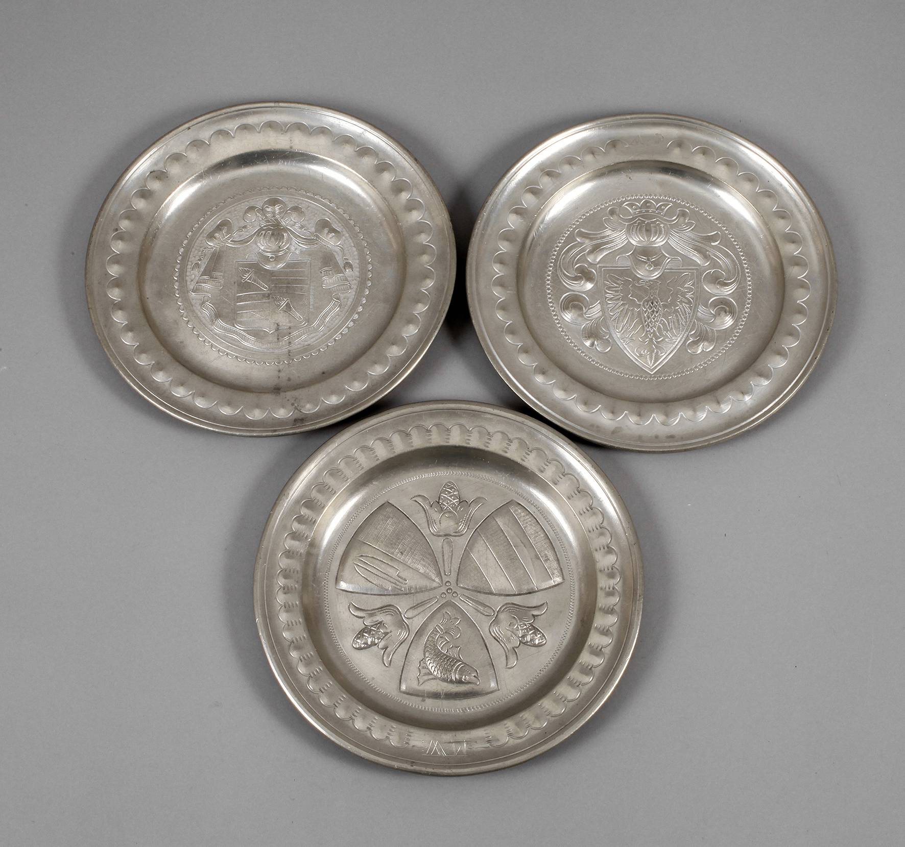 Drei Zinnteller mit Adelswappen
