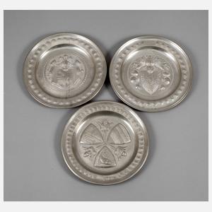 Drei Zinnteller mit Adelswappen