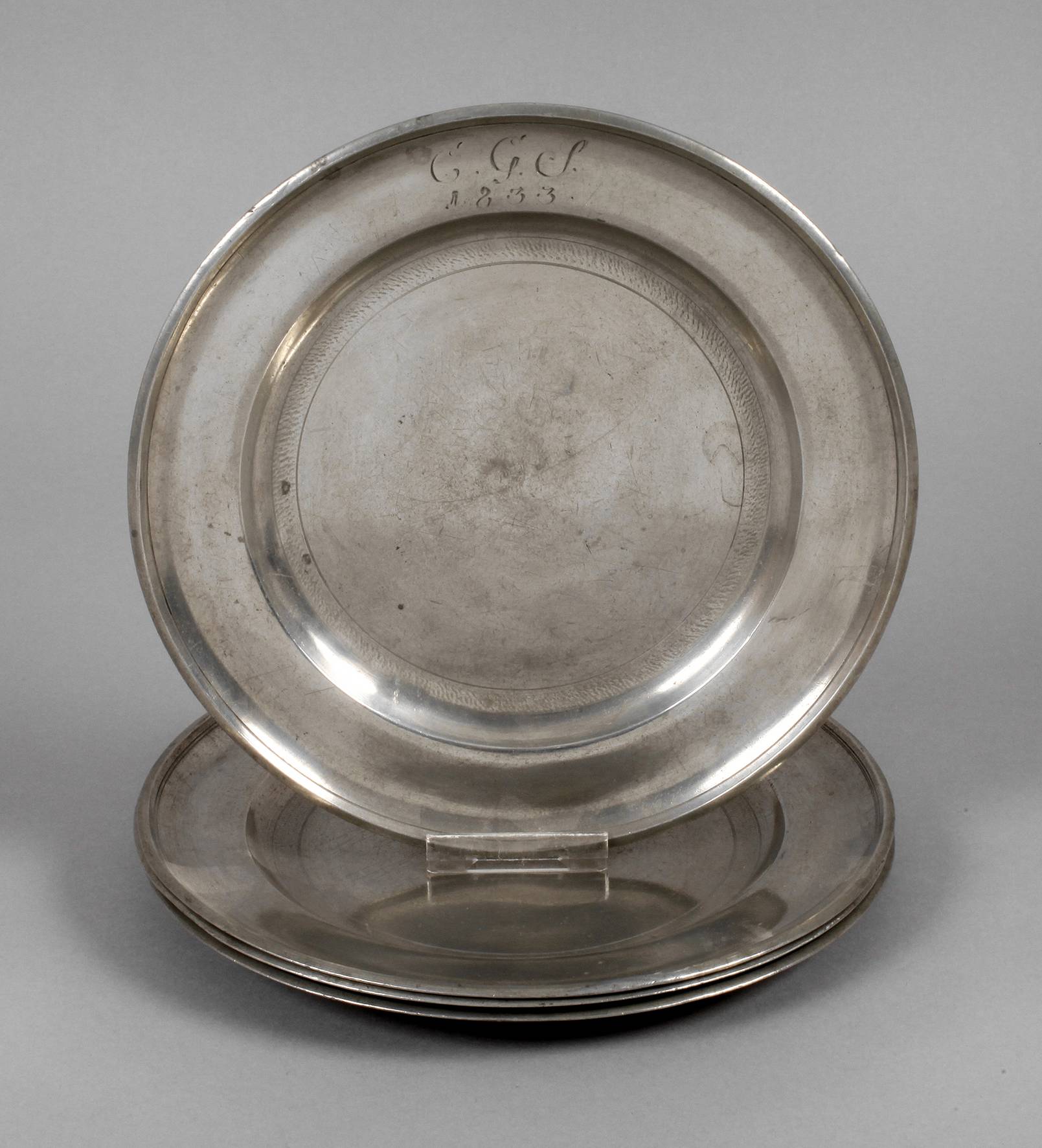 Vier Zinnteller aus dem Erzgebirge