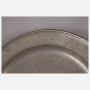 Zwei große Zinnteller