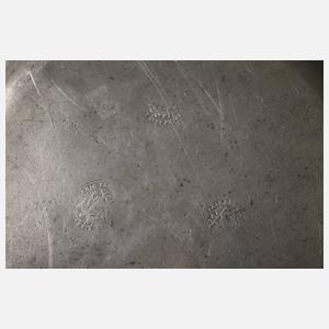 Zwei große Zinnteller