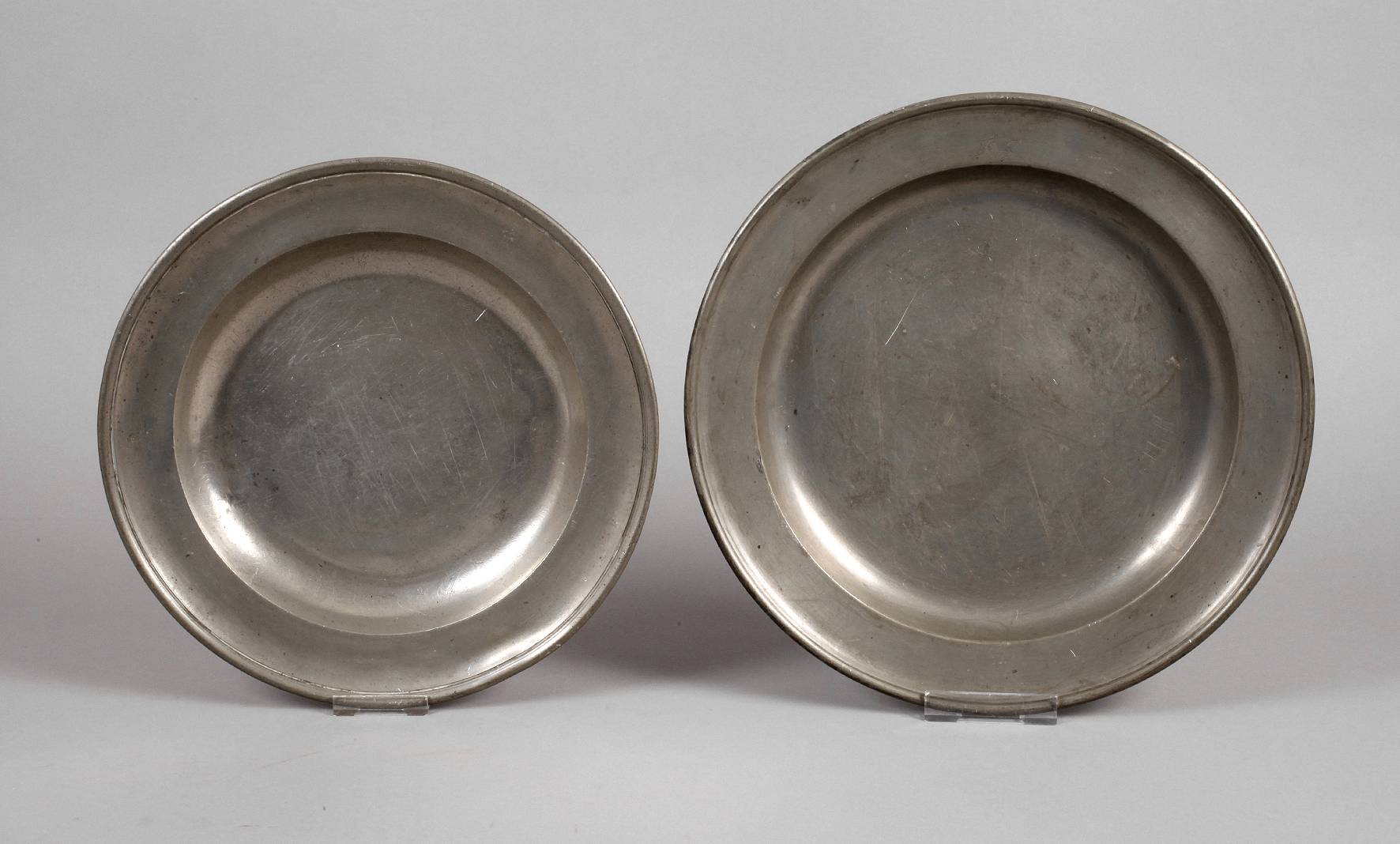 Zwei große Zinnteller