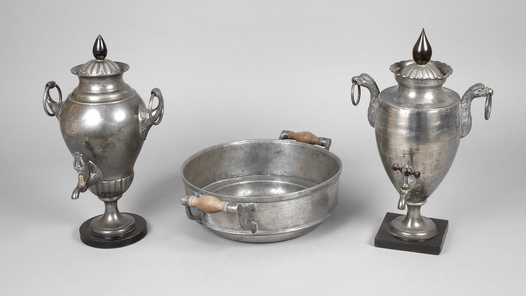 Zwei Dröppelminnen und eine schwere Zinnschale