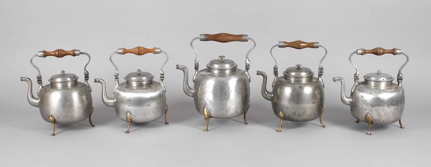 Fünf Teekannen Zinn