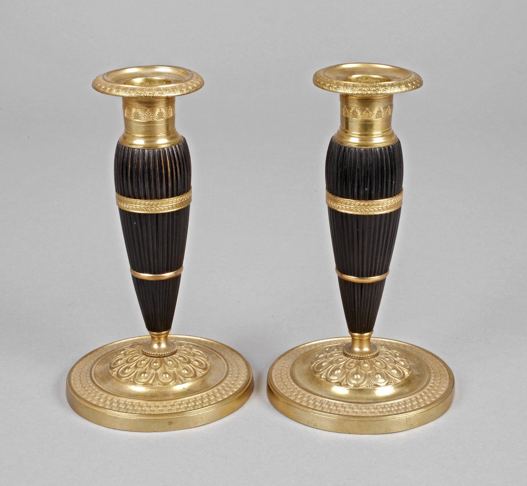 Paar klassizistische Kerzenleuchter Bronze