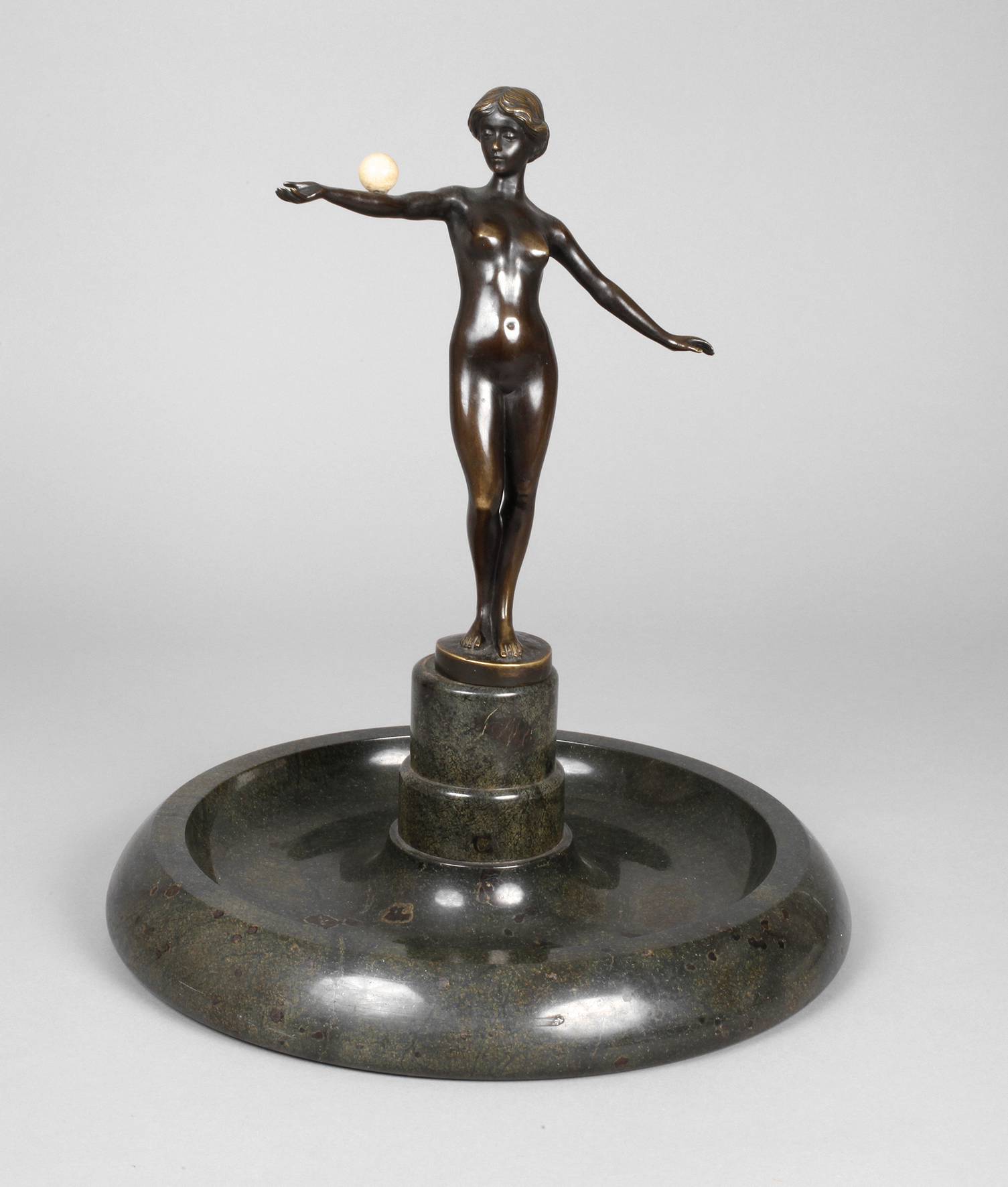 Julius Paul Schmidt-Felling, Ballspielerin auf Schale