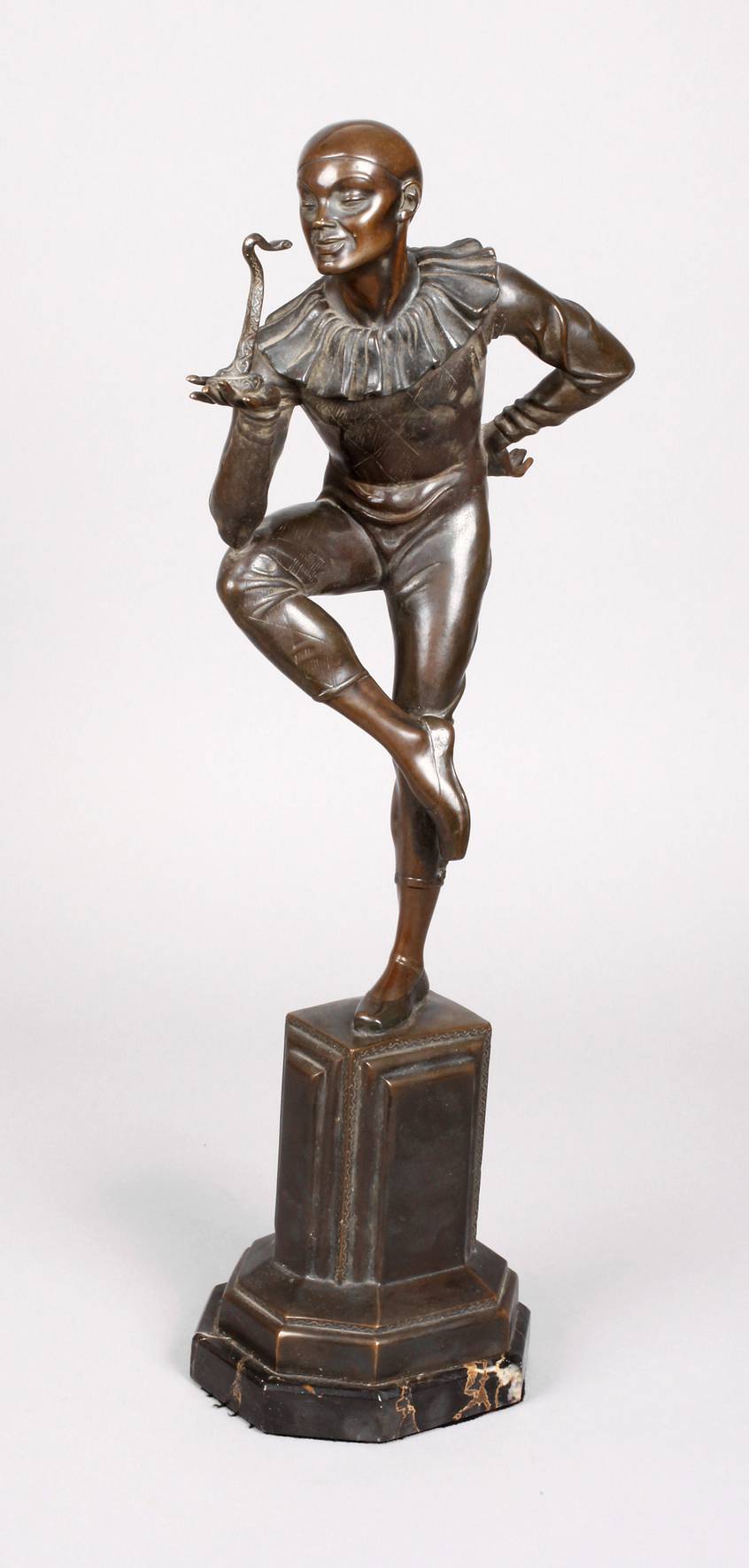 Pierrot als Schlangenbeschwörer