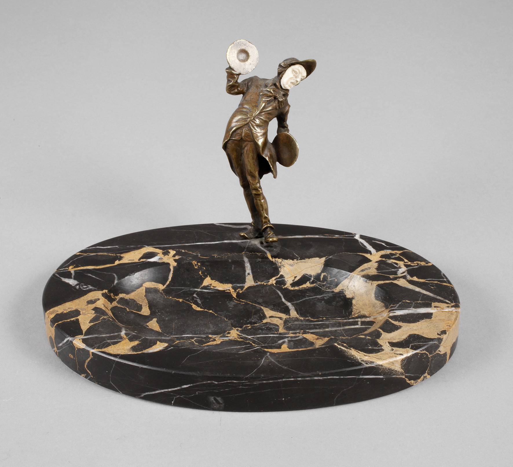 Chryselephantin auf Schale