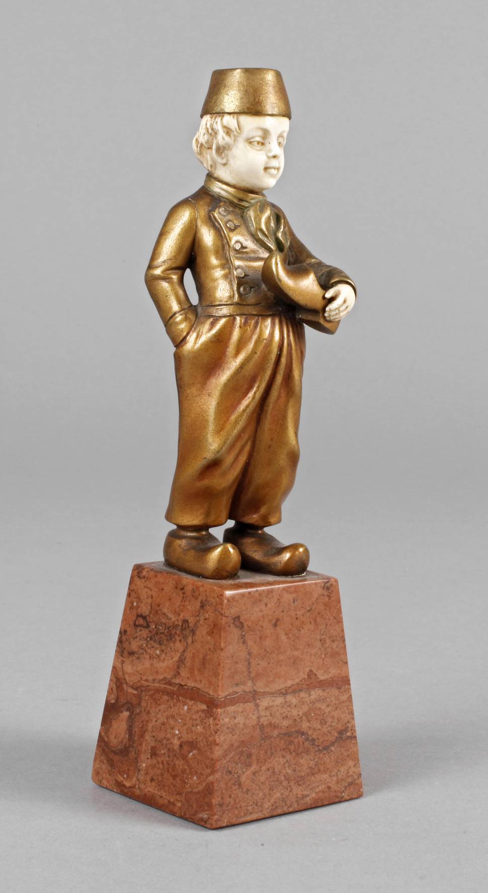 Chryselephantin Schuhmacherjunge