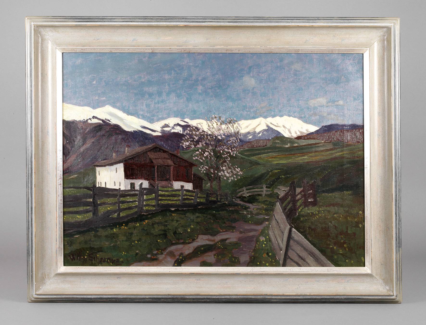 Wilhelm Schwarz, Bauernhaus in Ehrwald sommerliche Alm mit blühendem Baum vorm Bauernhaus und weitem Fernblick über grüne Weiden zur schneebedeckten Hochgebirgskulisse am Horizont, pastose Landschaftsmalerei in kraftvoller Farbigkeit, Öl auf Leinwand