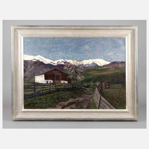 Wilhelm Schwarz, Bauernhaus in Ehrwald sommerliche Alm mit blühendem Baum vorm Bauernhaus und weitem Fernblick über grüne Weiden zur schneebedeckten Hochgebirgskulisse am Horizont, pastose Landschaftsmalerei in kraftvoller Farbigkeit, Öl auf Leinwand