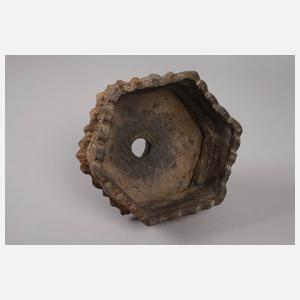 Hexagonales Gefäß mit Öffnung