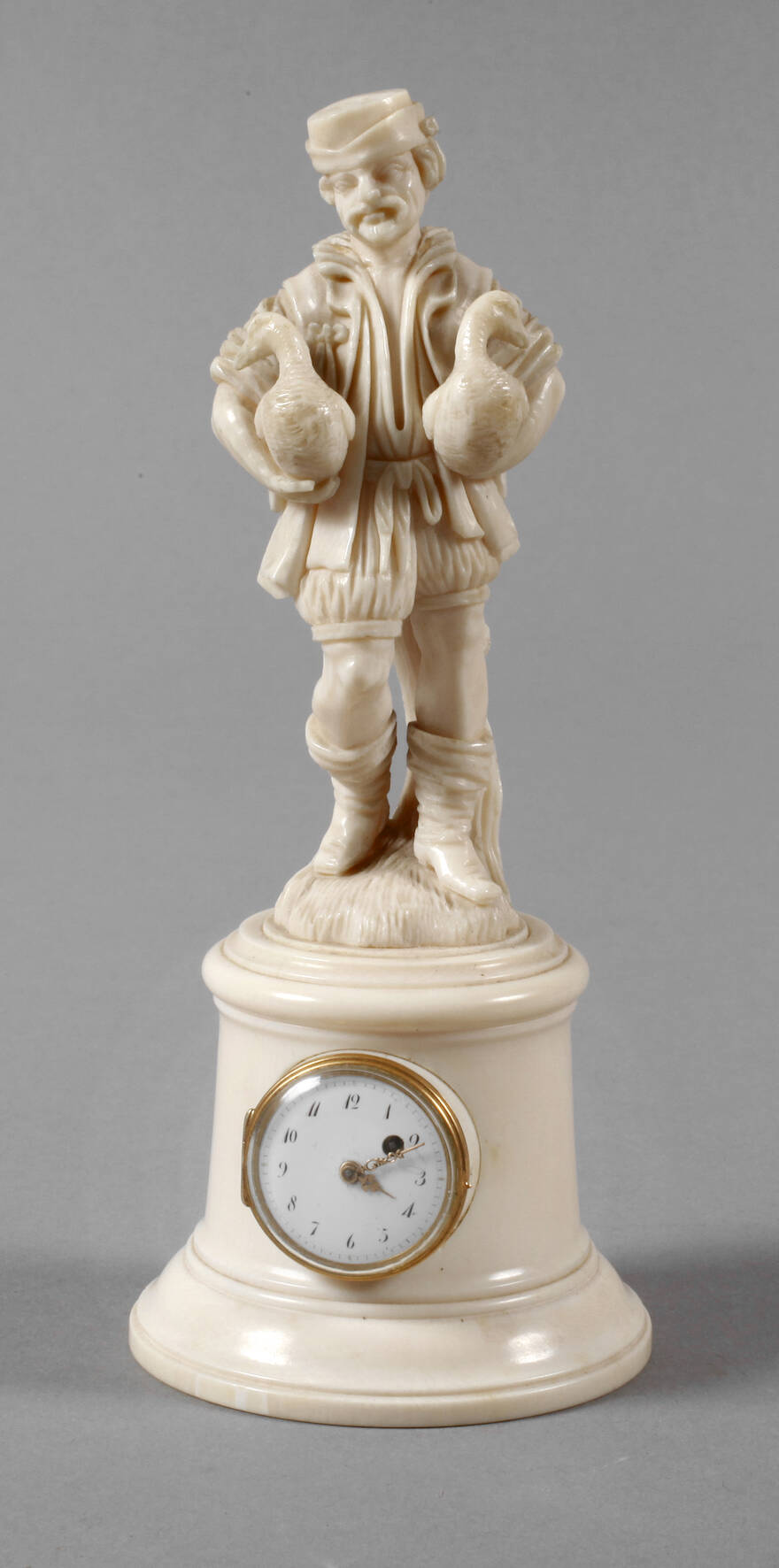 Feine Elfenbeinschnitzerei